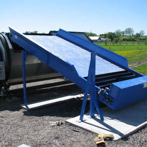 Convoyeurs combinés au système de compostage BROME pour transporter les matières vers le composteur et les baies de maturation.